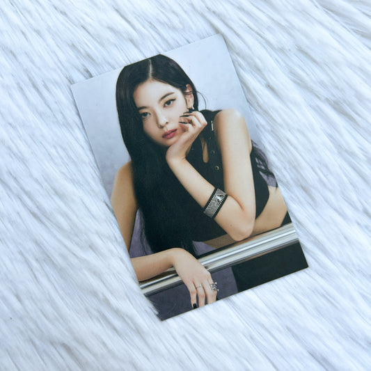 ITZY LIA - CHESHIRE STANDARD NEON PHOTOCARD